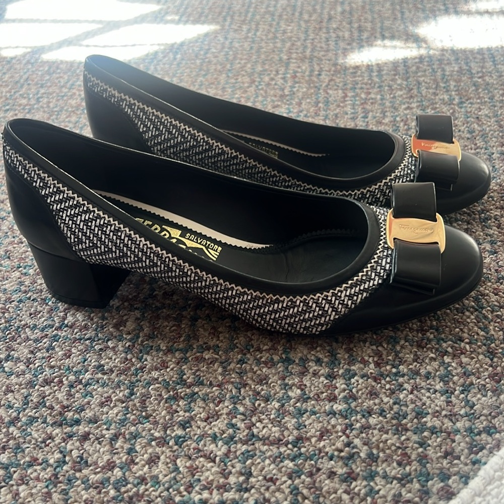 FERRAGAMO Vara Logo Bow Block Heel Pumps 7.5 - Picture 2 of 10